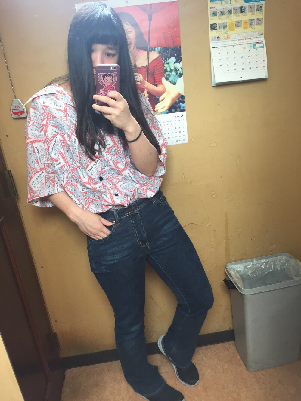 「70's、バドワイザー」｜「ReebokのFURYLITE TM（スニーカー、ブラック系）」を使った、MISOさん（レディース・161cm）の夏コーディネートの1枚目の写真