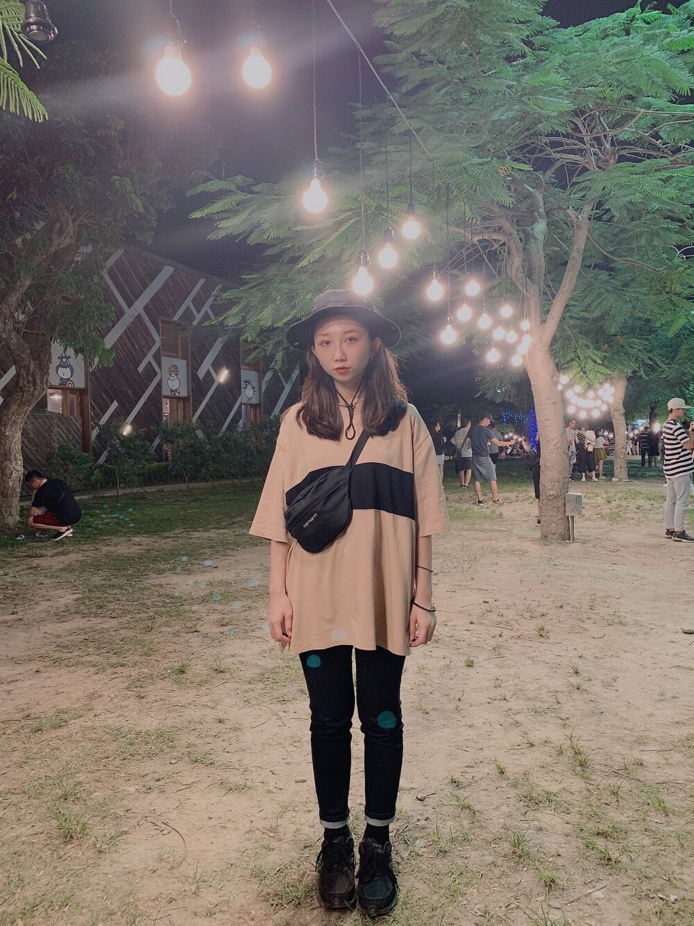 「ootd、夏、街頭穿搭、球鞋、休閒、oversize、漁夫帽」｜「plain-meのアイテム（Tシャツ/カットソー、ベージュ系）」を使った、酸酸さん（レディース・165cm）の夏コーディネートの1枚目の写真