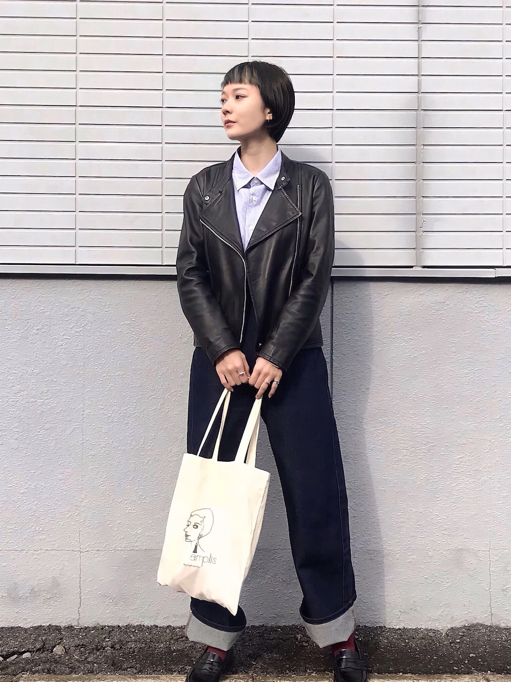 「シンプル、春、パンツコーデ、ハイウエスト、デニム、ライダース、ユニクロ」｜「UNIQLOのアイテム（デニムパンツ、ブルー系）」を使った、マチルダ さん（レディース・156cm）の春コーディネートの1枚目の写真