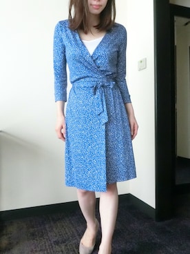 「DIANE von FURSTENBERG（ダイアンフォンファステンバーグ）のアイテム（ワンピース、ブルー系）」を使った、上野 仁美さん（レディース）の春コーディネート