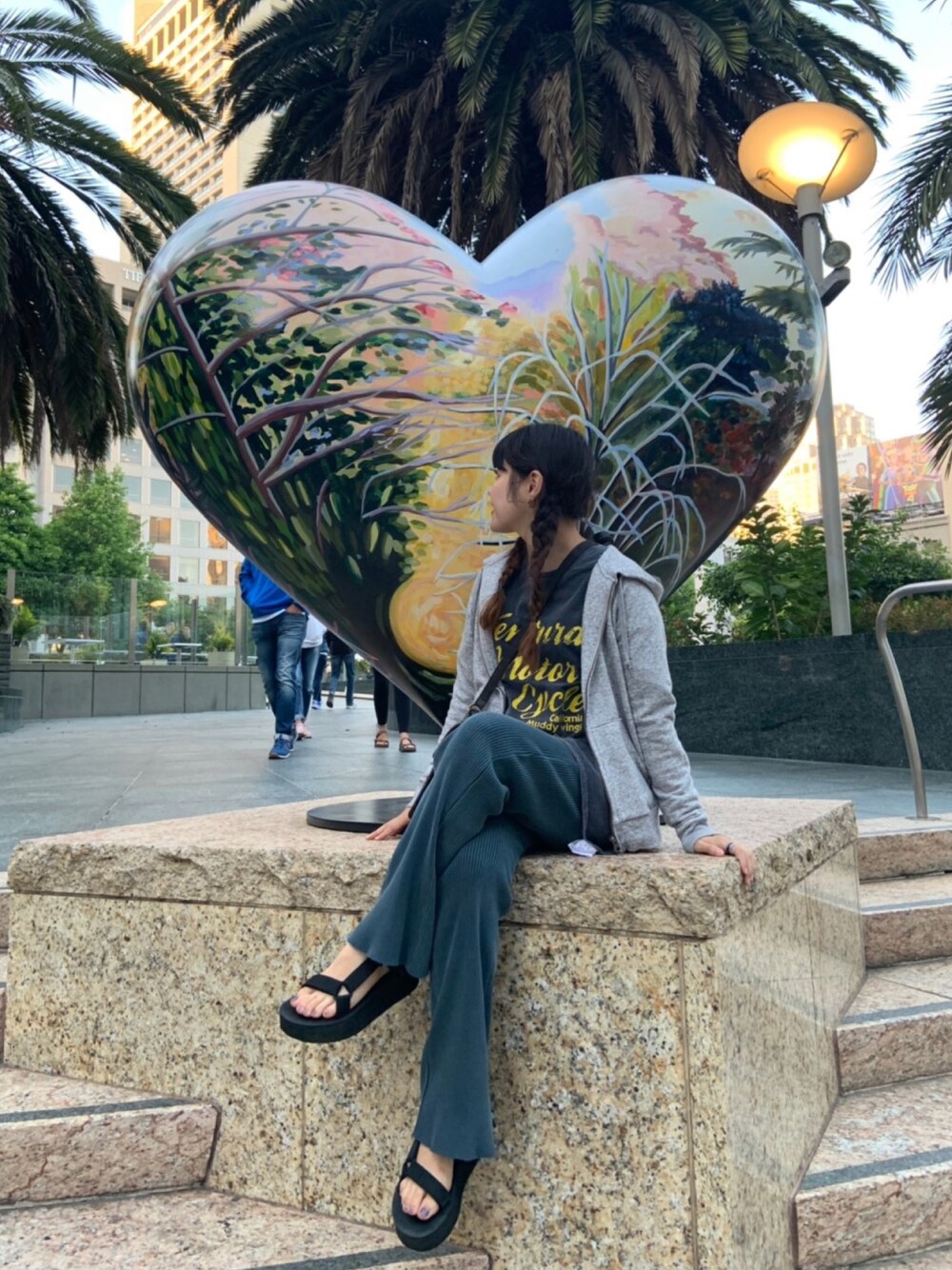 グレー系のパーカー、グレー系のその他パンツ、ブラック系のサンダルを着用したレディースの夏コーディネートの1枚目の写真