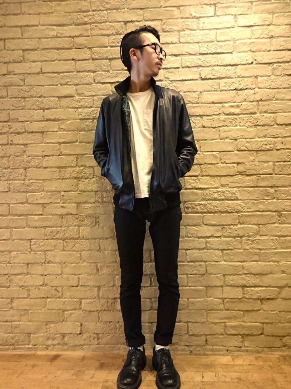 ブラック系のデニムパンツを着用したメンズの夏コーディネートの1枚目の写真