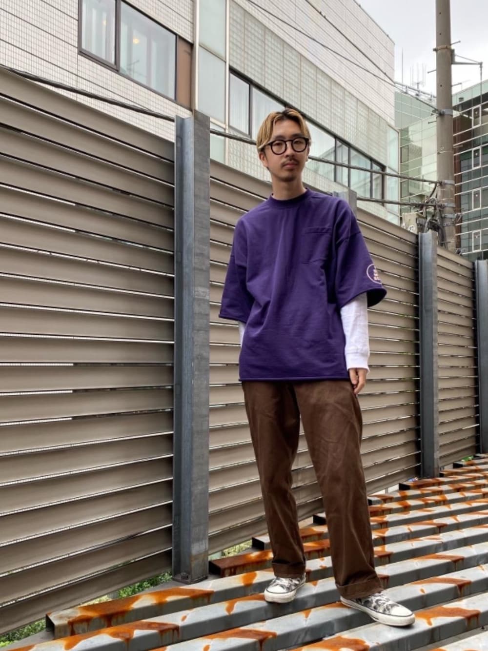 ブラウン系のチノパンツ、ブルー系のスウェットを着用したメンズの秋コーディネートの1枚目の写真