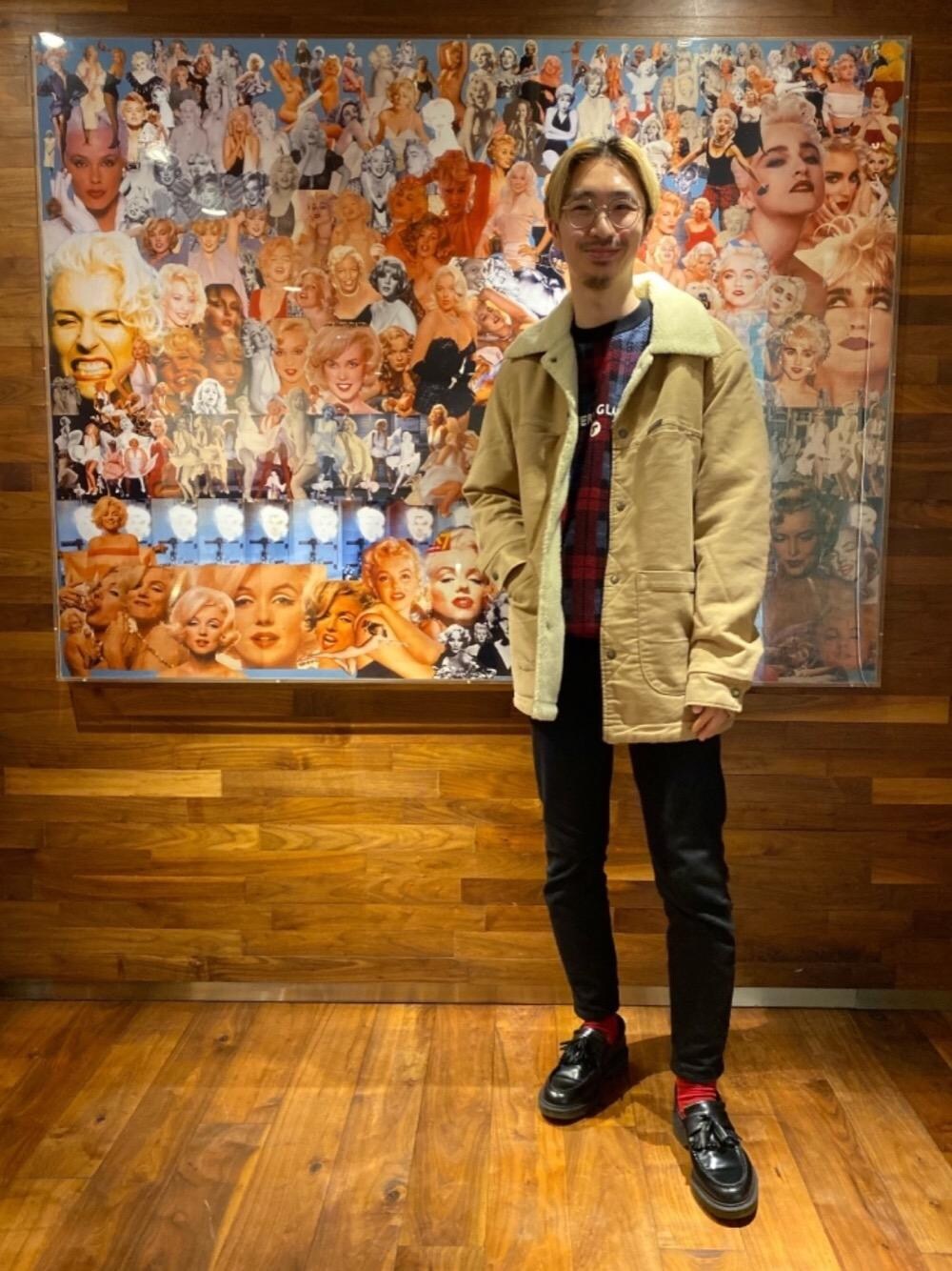 「スキニー、ボア、ストリート、ランチコート、秋コーデ、秋アウター、ニットコーデ」｜「HYSTERIC GLAMOURのブラックSデニムスリムPT（デニムパンツ、ブラック系）」を使った、HOSHIさん（メンズ・170cm）の秋コーディネートの1枚目の写真