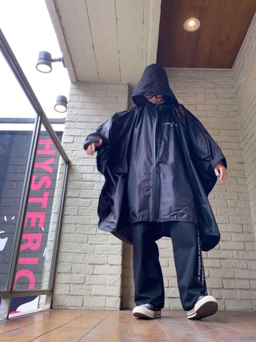 「レインコート、雨の日コーデ」｜「HYSTERIC GLAMOURのHG CONNECTED LOGO イージーパンツ（その他パンツ、ブラック系）」を使った、HOSHIさん（メンズ・170cm）の夏コーディネートの1枚目の写真