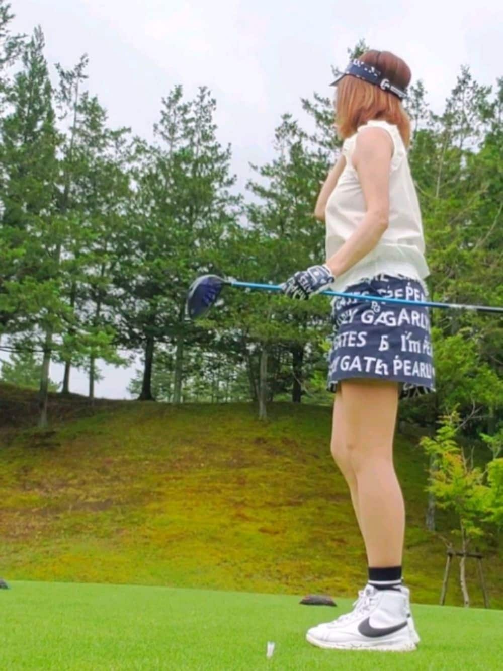 「ゴルフ、ゴルフコーデ、ゴルフウェア、ゴルフ女子、ゴルフシューズ、GOLF、PEARLYGATES、パーリーゲイツ、MASTERBUNNYEDITION、NIKE」｜「MASTER BUNNY EDITIONのアイテム（ゴルフグッズ、ホワイト系）」を使った、toccoさん（レディース・156cm）の夏コーディネートの1枚目の写真