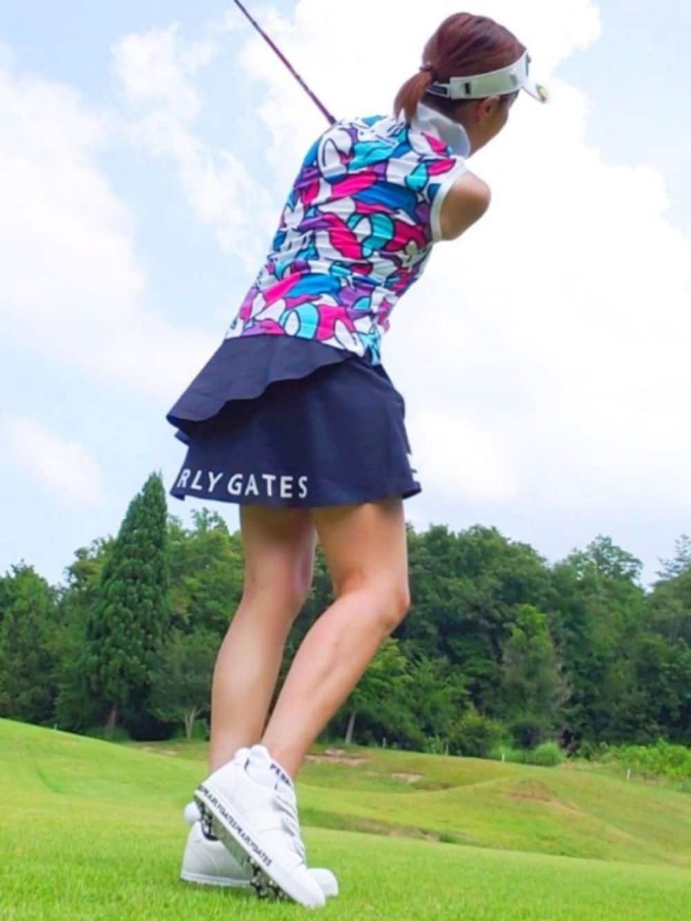 「ゴルフ、パーリーゲイツ、GOLF、PEARLYGATES、ゴルフコーデ、ゴルフウェア、ゴルフ女子、ゴルフ場、ゴルフシューズ」｜「PEARLY GATESのアイテム（ゴルフグッズ、ホワイト系）」を使った、toccoさん（レディース・156cm）の夏コーディネートの1枚目の写真