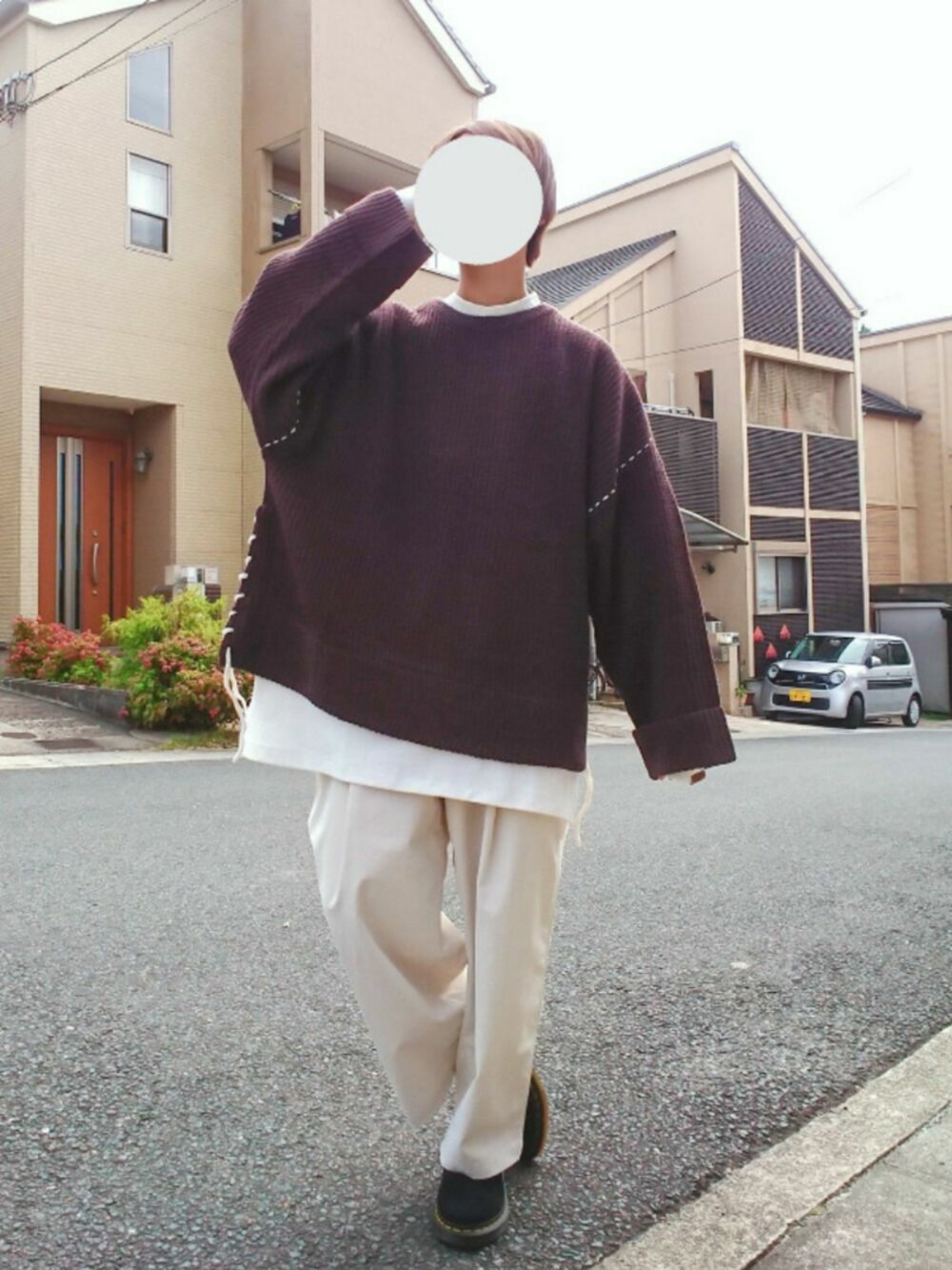 ブラウン系のニット/セーター、ホワイト系のTシャツ/カットソー、ホワイト系のパンツを着用したメンズの秋コーディネートの1枚目の写真