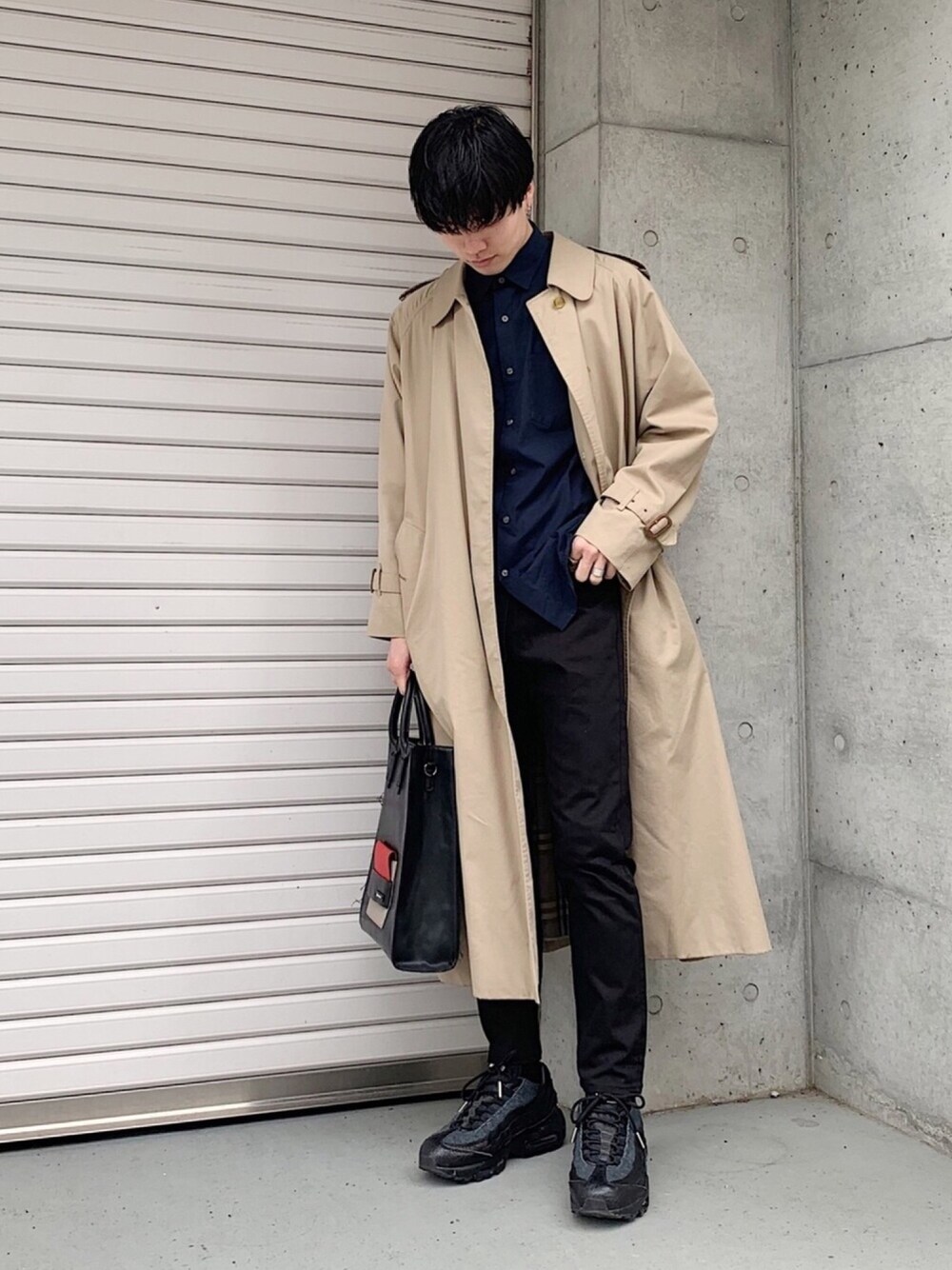 「春コーデ、トレンチコート、zozoデニム、デニム、スニーカー、トートバッグ、airmax95、黒、春、エアマックス」｜「Burberry Londonのアイテム（トレンチコート、ベージュ系）」を使った、kazさん（メンズ・173cm）の春コーディネートの1枚目の写真