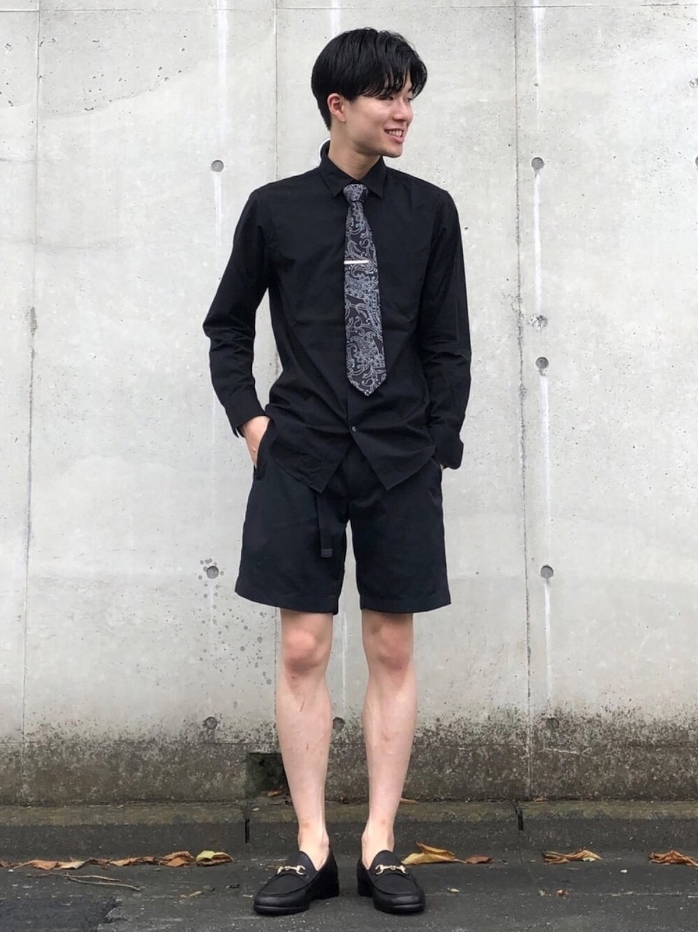 「オールブラック、ブラック、黒、ネクタイ、ペイズリー、ショートパンツ、ローファー、シャツスタイル、お洒落さんとつながりたい、オトナカジュアル」｜「UNIQLOのMEN ファインクロスストレッチスリムフィットブロードシャツ（長袖）（シャツ/ブラウス、ブラック系）」を使った、kazさん（メンズ・173cm）の夏コーディネートの1枚目の写真