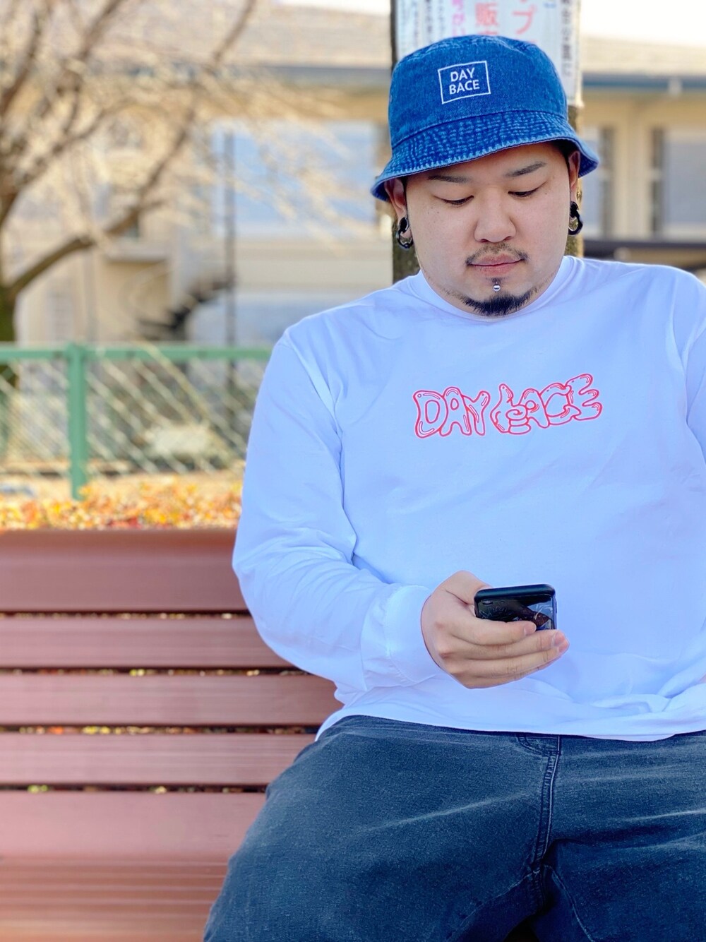 「DAYBACEのアイテム（Tシャツ/カットソー、ホワイト系）」を使った、JUnN®︎さん（メンズ・177cm）の冬コーディネートの1枚目の写真