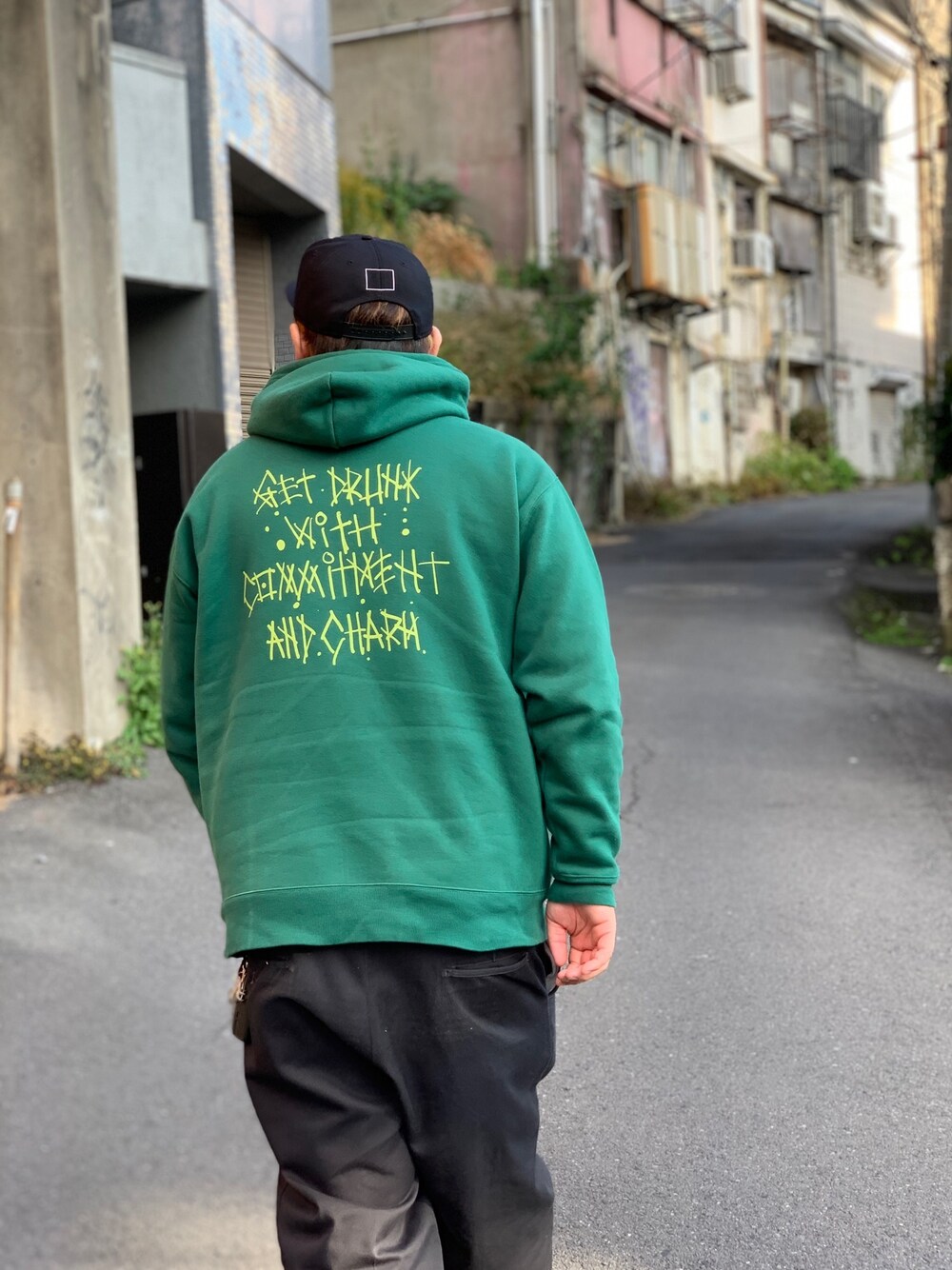 「street」｜「DAYBACEのアイテム（パーカー、グリーン系）」を使った、JUnN®︎さん（メンズ・177cm）の冬コーディネートの1枚目の写真
