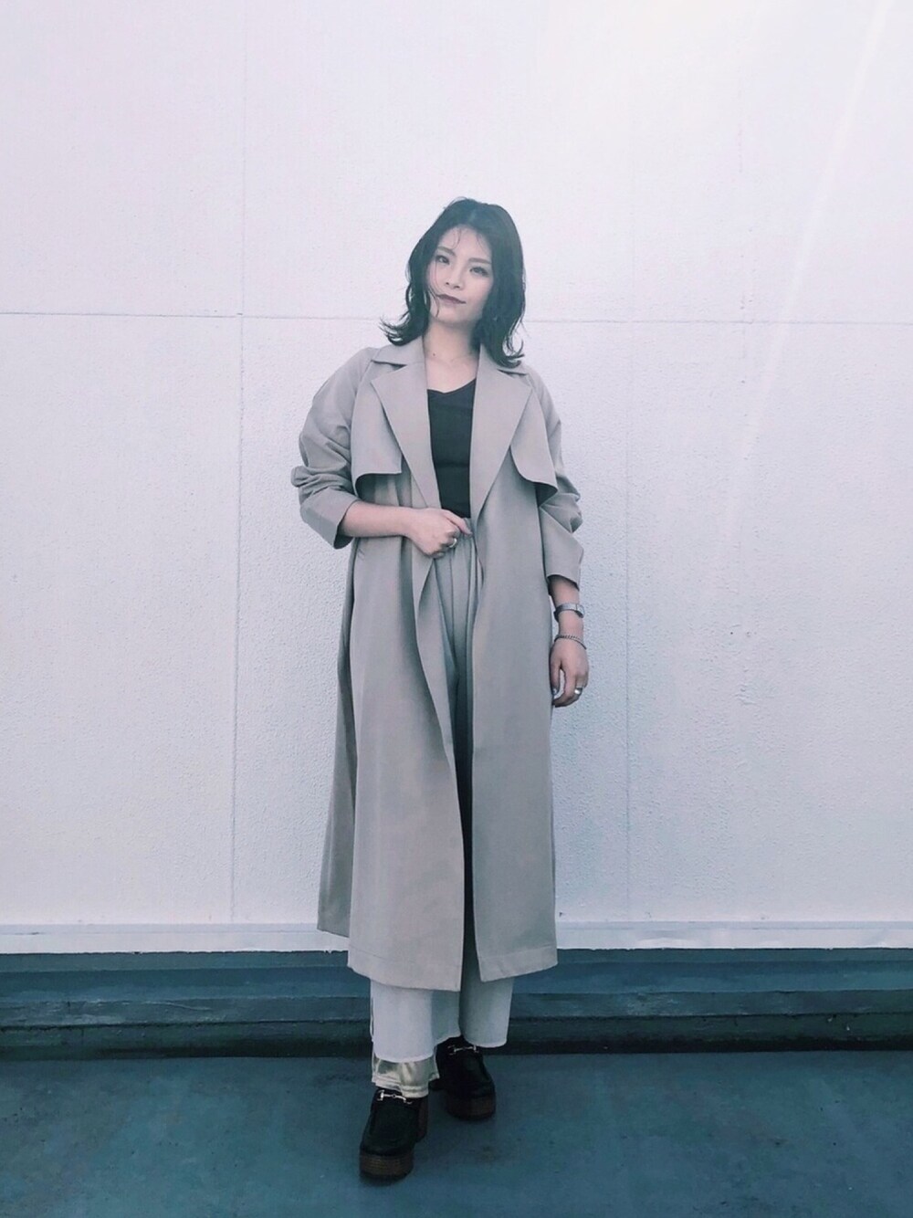 「パンツスタイル、JEANASiS、JEANASISコーデ、トレンチコート、春コーデ、ローファー、ベージュ、スプリングコート、マキの服」｜「JEANASISのバックスリットユルトレンチ/870948（トレンチコート、ベージュ系）」を使った、マキ（JEANASiS）さん（レディース・165cm）の春コーディネートの1枚目の写真