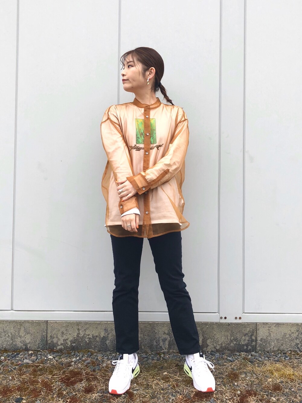 「春コーデ、大人カジュアル、JEANASiS、マキの服、レイヤードスタイル、シースルー、休日スタイル、スニーカー、ロンT、デニム」｜「JEANASISのシアーバンドカラーシャツ/871492（シャツ/ブラウス、オレンジ系）」を使った、マキ（JEANASiS）さん（レディース・165cm）の春コーディネートの1枚目の写真