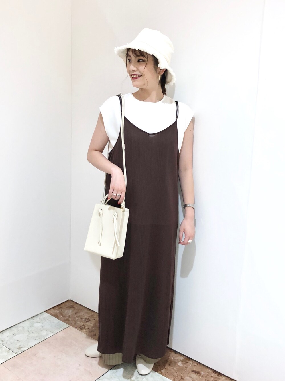 「レイヤードスタイル、キャミワンピ、バケットハット、JEANASiS、ジーナシス、マキの服、バレエシューズ、ロングワンピース、きれいめカジュアル」｜「JEANASISのライトダンボールNS/892244（Tシャツ/カットソー、ホワイト系）」を使った、マキ（JEANASiS）さん（レディース・165cm）の夏コーディネートの1枚目の写真