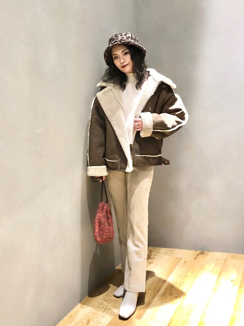 「JEANASiS、ジーナシス、マキの服、B-3、フライトジャケット、ボアジャケット、フレアパンツ、バケットハット、ワントーンコーデ、ベージュ」｜「JEANASISのボアB-3/918887（ムートンコート、ブラウン系）」を使った、マキ（JEANASiS）さん（レディース・165cm）の秋コーディネートの1枚目の写真