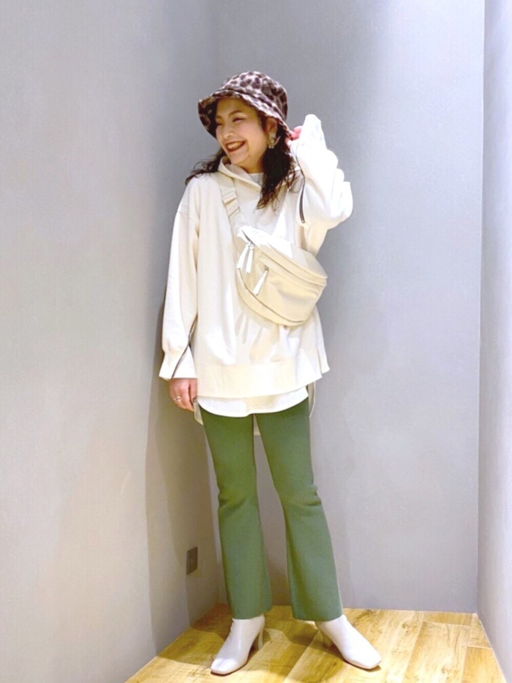 「JEANASiS、ジーナシス、マキの服、パーカー、レイヤードスタイル、フレアパンツ、ショートブーツ、バケットハット、ボディバッグ、カラーパンツ」｜「JEANASISのダンボールソデジップフーディ/921857（パーカー、ホワイト系）」を使った、マキ（JEANASiS）さん（レディース・165cm）の秋コーディネートの1枚目の写真