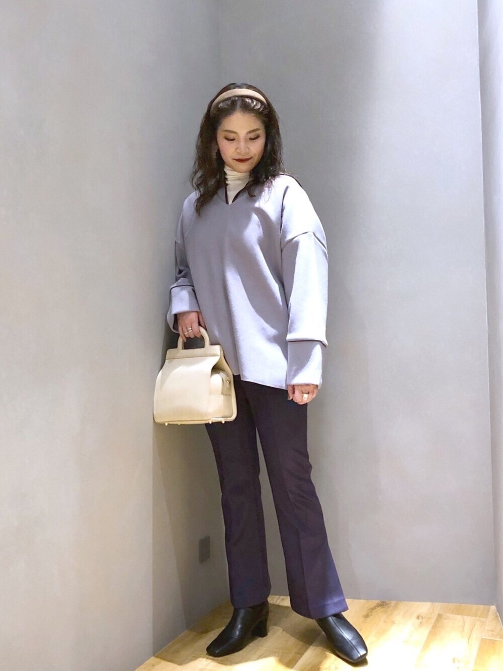 「JEANASiS、ジーナシス、マキの服、パイピング、パーカー、グラデーション、パープル、フレアパンツ、レイヤードスタイル、メロウ」｜「JEANASISのアッシュクリバーフーディ/925786（パーカー、パープル系）」を使った、マキ（JEANASiS）さん（レディース・165cm）の冬コーディネートの1枚目の写真