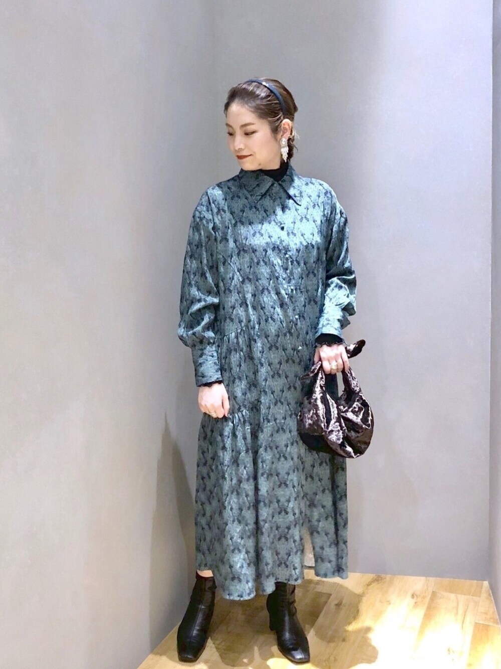 「JEANASiS、ジーナシス、マキの服、年末WEAR感謝祭、ワンピース、楽チンコーデ、タートルネック、レイヤードスタイル、きれいめカジュアル」｜「JEANASISのガラカラーフレアワンピース/926418（ワンピース、グリーン系）」を使った、マキ（JEANASiS）さん（レディース・165cm）の冬コーディネートの1枚目の写真