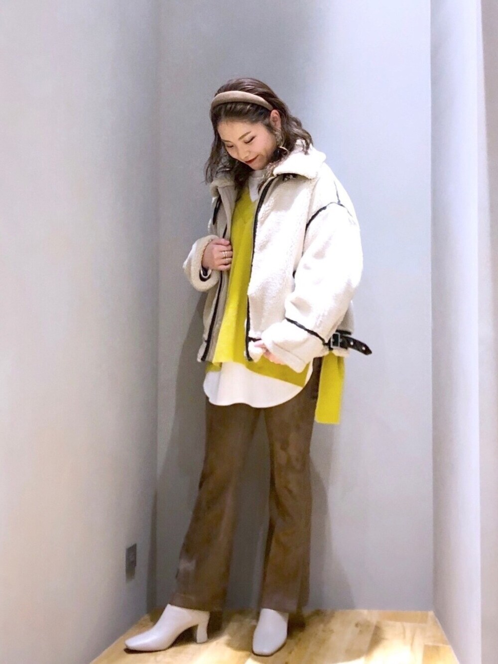 「オトナガーリー、JEANASiS、ジーナシス、マキの服、フライトジャケット、ブイネック、レイヤードスタイル、ワントーンコーデ、ボアコート」｜「JEANASISのボアB-3/918887（ムートンコート、ベージュ系）」を使った、マキ（JEANASiS）さん（レディース・165cm）の冬コーディネートの1枚目の写真
