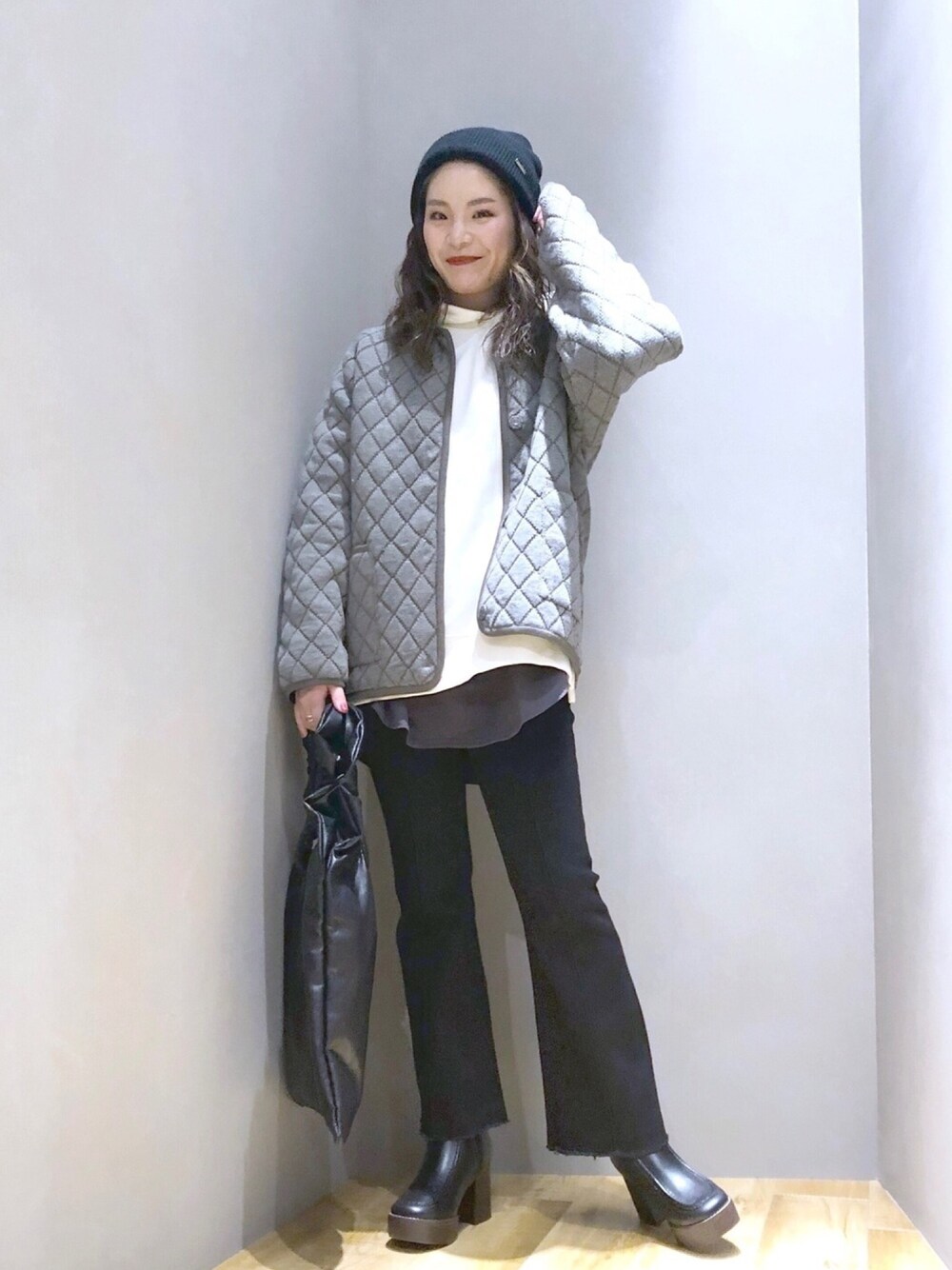 「私の推しブランド、JEANASiS、ジーナシス、マキの服、キルティング、ニットパンツ、キルティングコート、パーカー、ニット帽、カジュアル」｜「JEANASISのギャザーハンドルリングトート/926622（トートバッグ、ブラック系）」を使った、マキ（JEANASiS）さん（レディース・165cm）の冬コーディネートの1枚目の写真