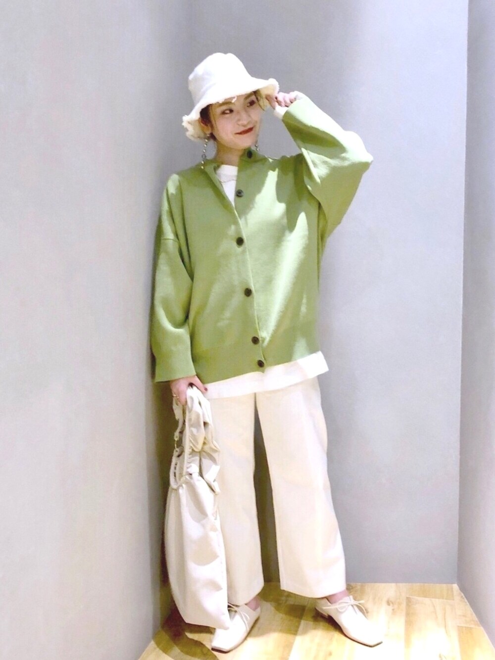 「JEANASiS、ジーナシス、マキの服、カーディガン、休日コーデ、チノパン、ホワイトパンツ、ピスタチオグリーン、春コーデ、バケットハット」｜「JEANASISのギャザーハンドルリングトート/926622（トートバッグ、ホワイト系）」を使った、マキ（JEANASiS）さん（レディース・165cm）の冬コーディネートの1枚目の写真