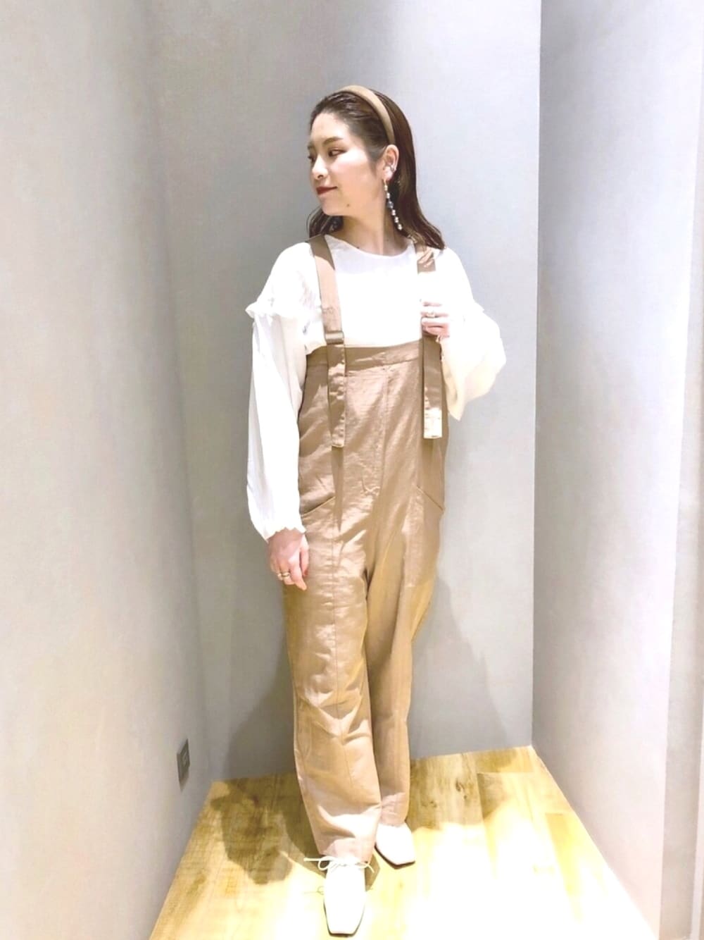 「休日コーデ、JEANASiS、ジーナシス、マキの服、サロペット、ブラウス、バルーンスリーブ、春コーデ、パンツスタイル、カジュアル」｜「JEANASISのソフトレザーキリカエシューズ/926627（その他シューズ、ブラック系）」を使った、マキ（JEANASiS）さん（レディース・165cm）の冬コーディネートの1枚目の写真