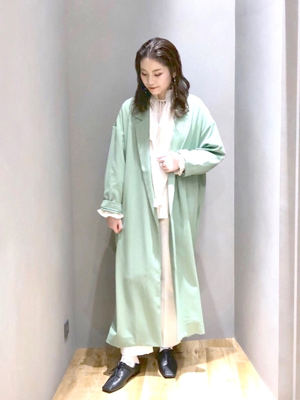 「JEANASiS、ジーナシス、マキの服、春コーデ、ジャケット、ロングコート、ミントグリーン、ホワイトデニム、デニム、パンツスタイル」｜「JEANASISのソフトレザーキリカエシューズ/926627（その他シューズ、ブラック系）」を使った、マキ（JEANASiS）さん（レディース・165cm）の冬コーディネートの1枚目の写真