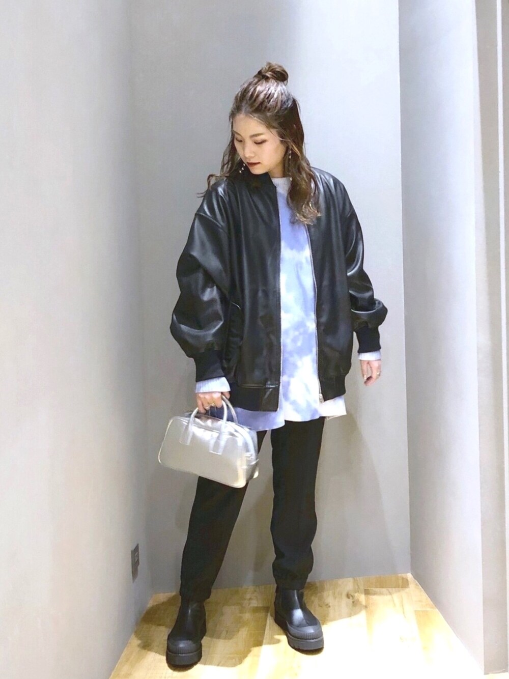 「JEANASiS、ジーナシス、マキの服、MA-1、タイダイ柄、オーバーサイズ、メンズライク、テーパードパンツ、カジュアルコーデ、春コーデ」｜「JEANASISのストレッチビガーブーツ/891824（ブーツ、ブラック系）」を使った、マキ（JEANASiS）さん（レディース・165cm）の冬コーディネートの1枚目の写真