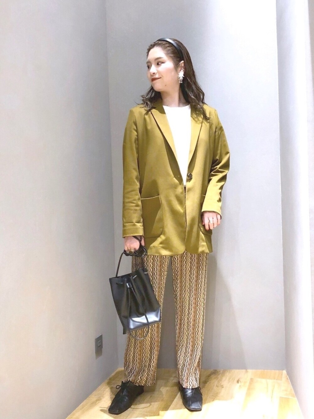 「JEANASiS、ジーナシス、マキの服、ジャケット、春コーデ、テーラードジャケット、オトナ女子、ワントーンコーデ、春アウター、柄パンツ」｜「JEANASISのソフトレザーキリカエシューズ/926627（その他シューズ、ブラック系）」を使った、マキ（JEANASiS）さん（レディース・165cm）の冬コーディネートの1枚目の写真