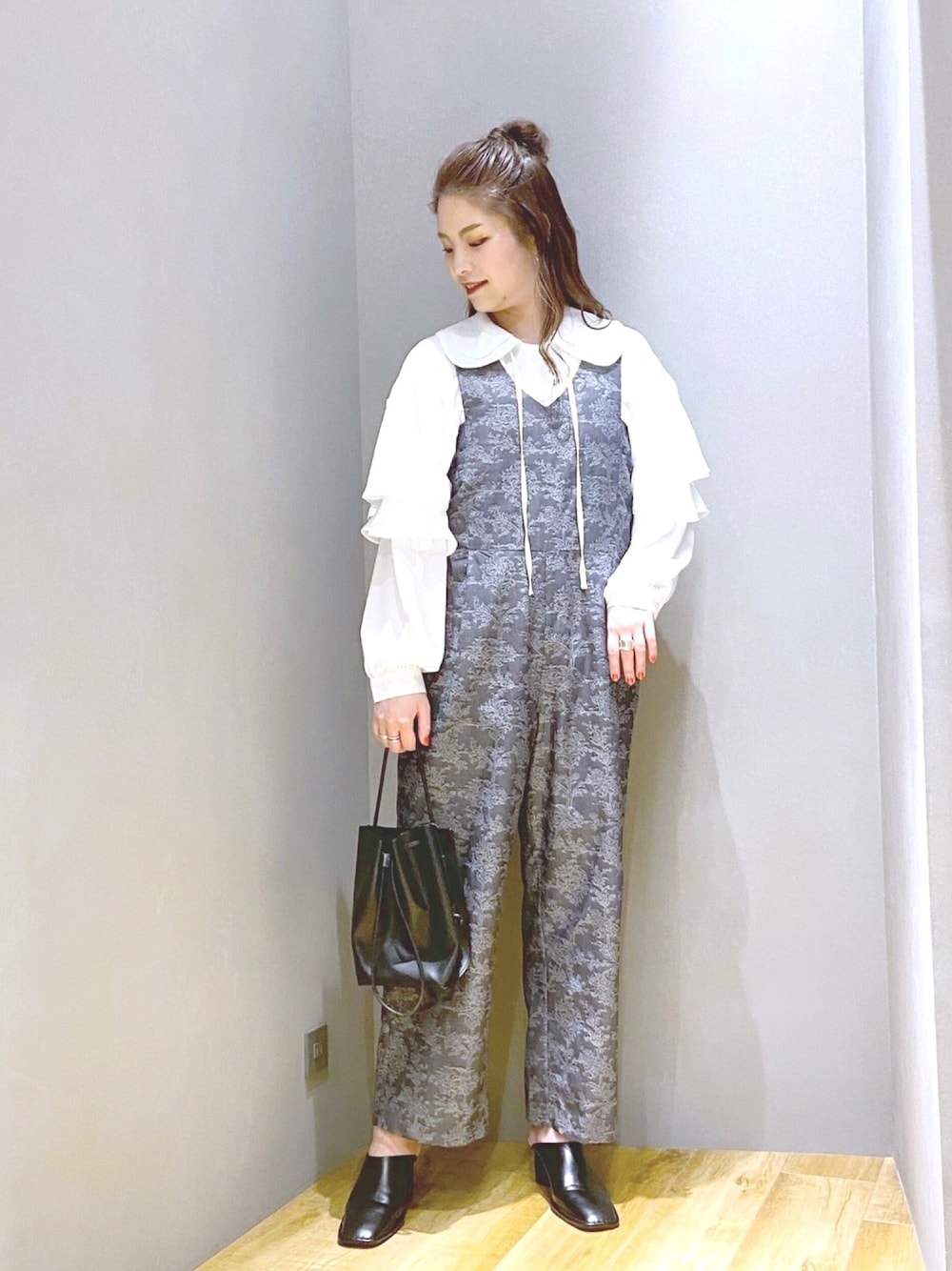 「春コーデ、サロペット、ブラウス、ビックカラー、JEANASiS、ジーナシス、マキの服、レイヤードスタイル、ショルダーバッグ、フェミニン」｜「JEANASISのナイスヒールミュール（シューズ、ブラック系）」を使った、マキ（JEANASiS）さん（レディース・165cm）の冬コーディネートの1枚目の写真