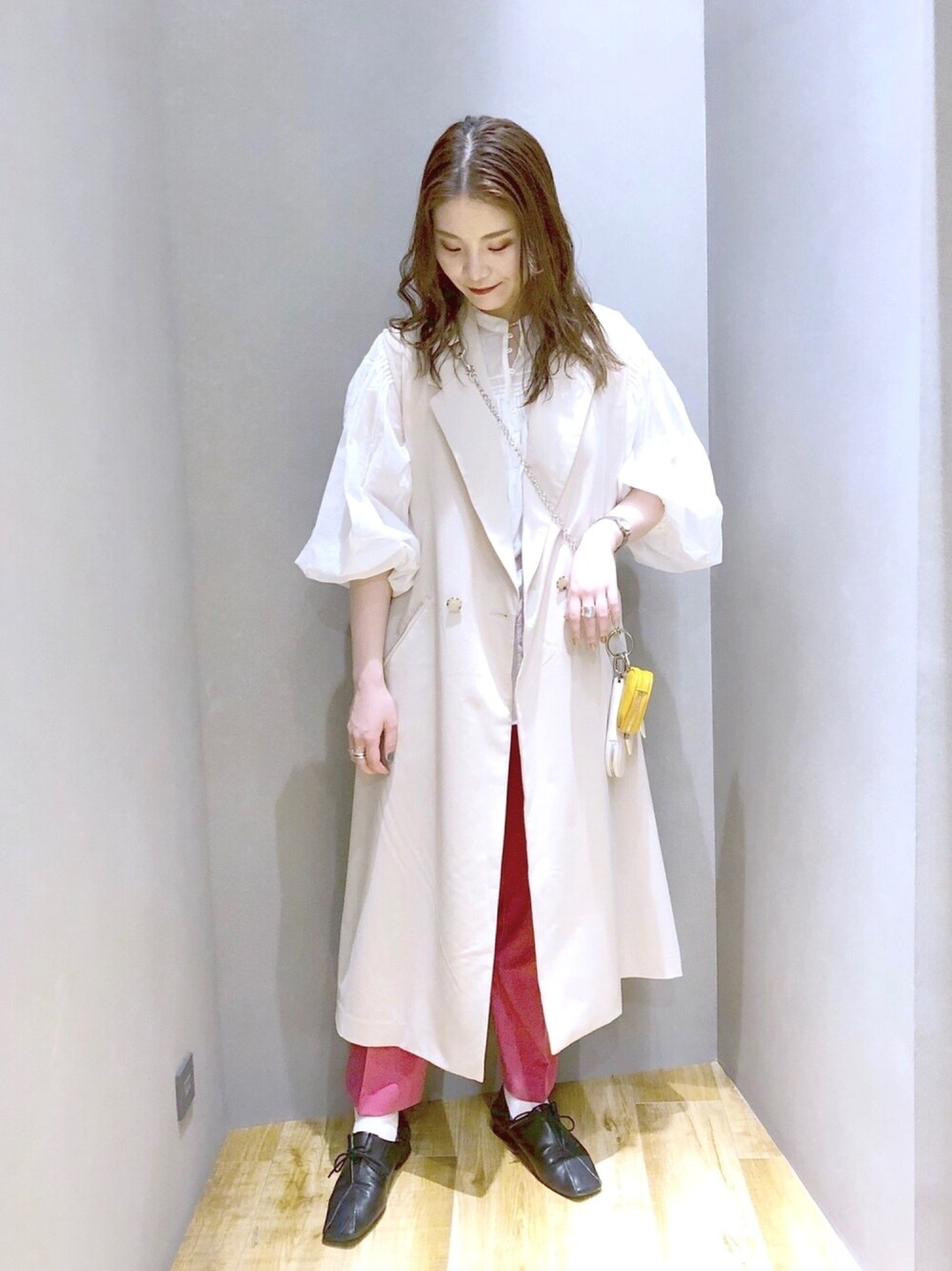「JEANASiS、ジーナシス、マキの服、ロングベスト、ジレ、カラーパンツ、スラックス、ボリューム袖、ブラウス、レイヤードスタイル」｜「JEANASISのロングテーラーベスト/938674（その他アウター、ベージュ系）」を使った、マキ（JEANASiS）さん（レディース・165cm）の春コーディネートの1枚目の写真