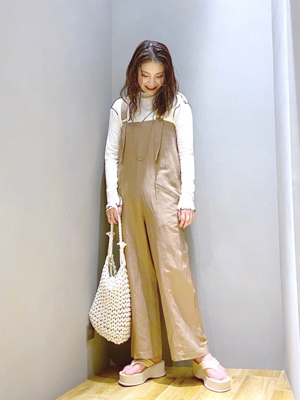 「JEANASiS、ジーナシス、マキの服、サロペット、メロウ、厚底サンダル、ワントーンコーデ、ベージュ、春カラースタイル」｜「JEANASISのマクラメトートバッグ/931200（トートバッグ、ホワイト系）」を使った、マキ（JEANASiS）さん（レディース・165cm）の春コーディネートの1枚目の写真