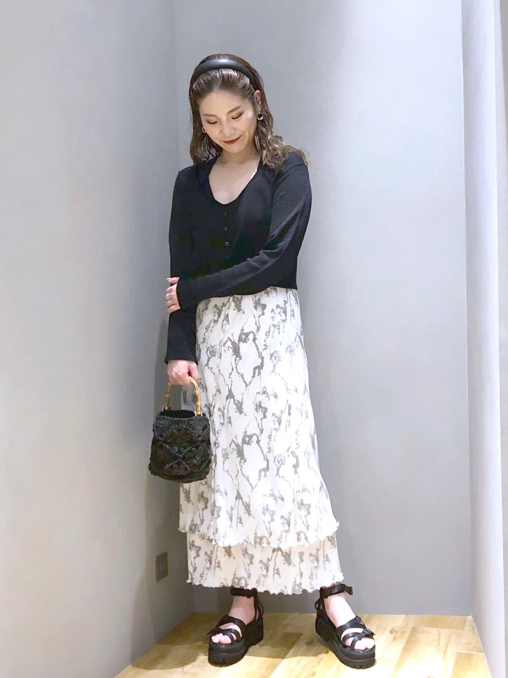 「JEANASiS、ジーナシス、マキの服、スカート、春カラースタイル、モノトーン、ショートカーディガン、キレイめ、厚底サンダル」｜「JEANASISのアツゾコホソベルトサンダル/937895（サンダル、ブラック系）」を使った、マキ（JEANASiS）さん（レディース・165cm）の春コーディネートの1枚目の写真
