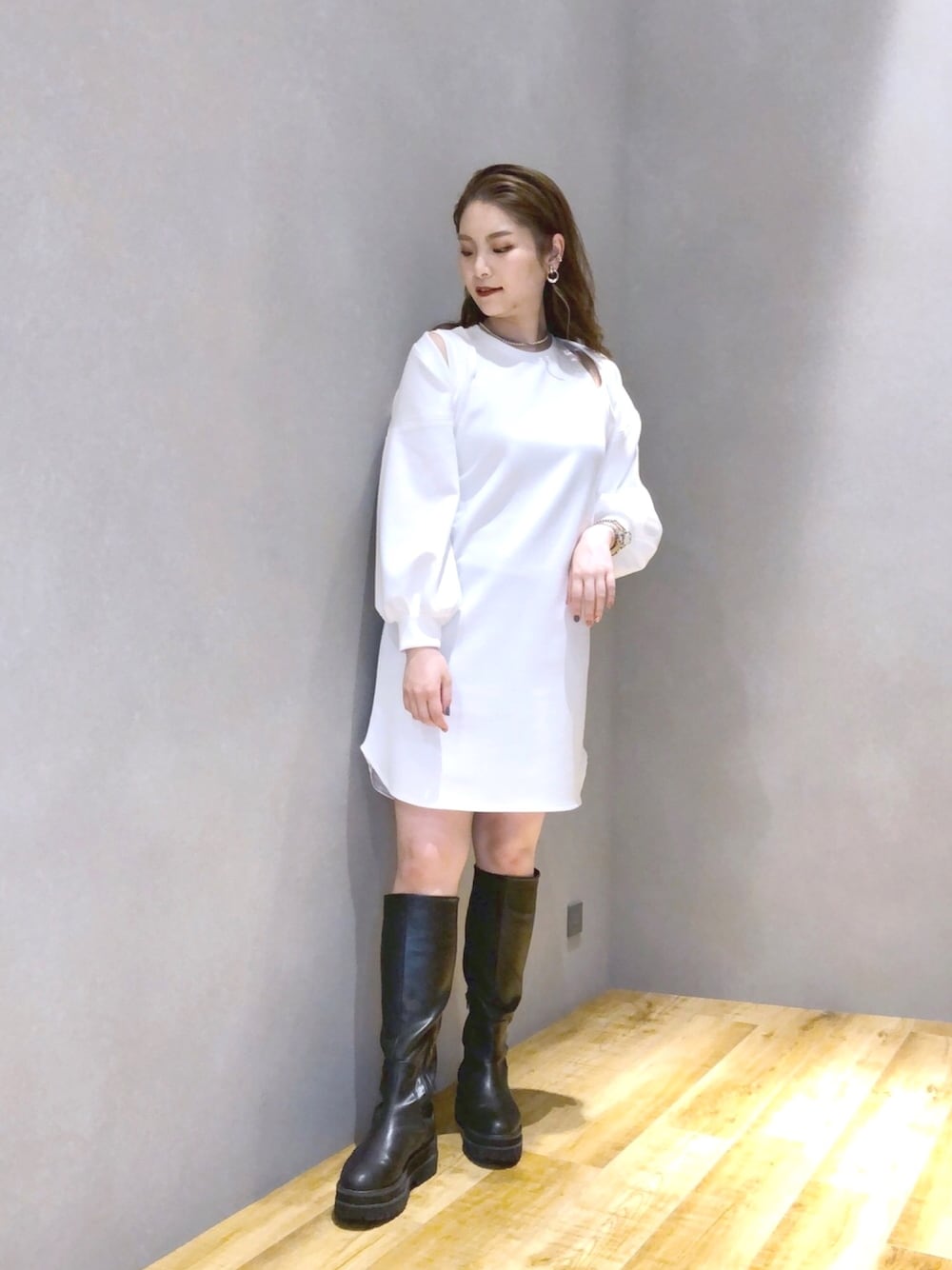 「JEANASiS、ジーナシス、マキの服、チュニック、ボレロ、ロングブーツ、モード、モノトーン、ホワイト、春コーデ」｜「JEANASISのボレロ2Pチュニック/941805（チュニック、ホワイト系）」を使った、マキ（JEANASiS）さん（レディース・165cm）の春コーディネートの1枚目の写真