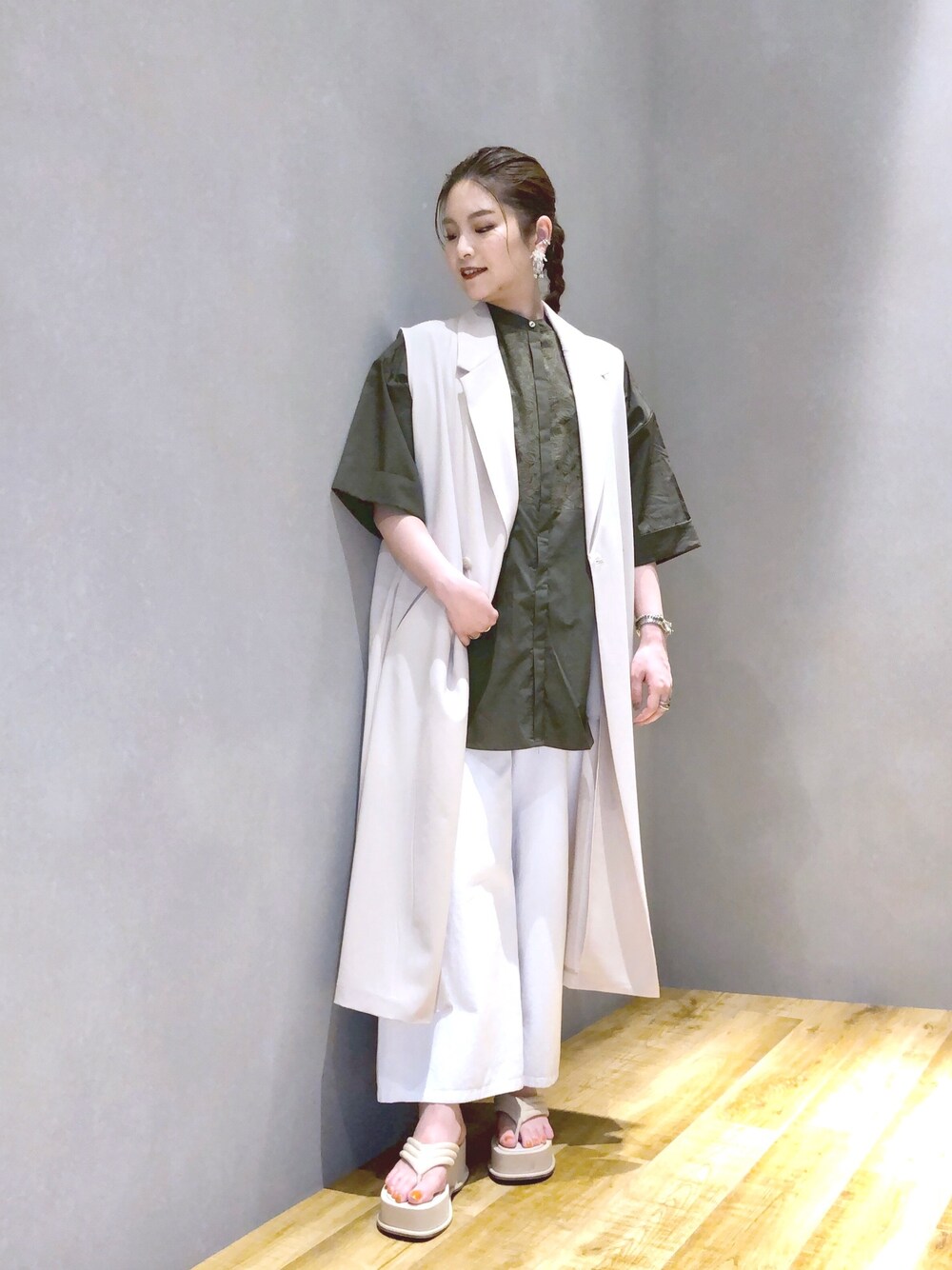 「JEANASiS、ジーナシス、マキの服、ジレ、ロングベスト、デニム、ホワイトデニム、ワイドデニム、厚底サンダル、ブラウス」｜「JEANASISのロングテーラーベスト/938674（その他アウター、ベージュ系）」を使った、マキ（JEANASiS）さん（レディース・165cm）の春コーディネートの1枚目の写真