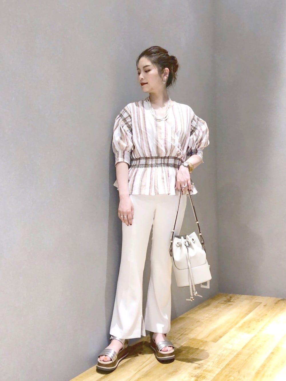 「JEANASiS、ジーナシス、マキの服、大人カジュアル、カシュクール、フレアパンツ、ワントーンコーデ、ストライプ、休日コーデ、厚底サンダル」｜「JEANASISのシャーリングカシュクールブラウス/951583（シャツ/ブラウス、ベージュ系）」を使った、マキ（JEANASiS）さん（レディース・165cm）の春コーディネートの1枚目の写真