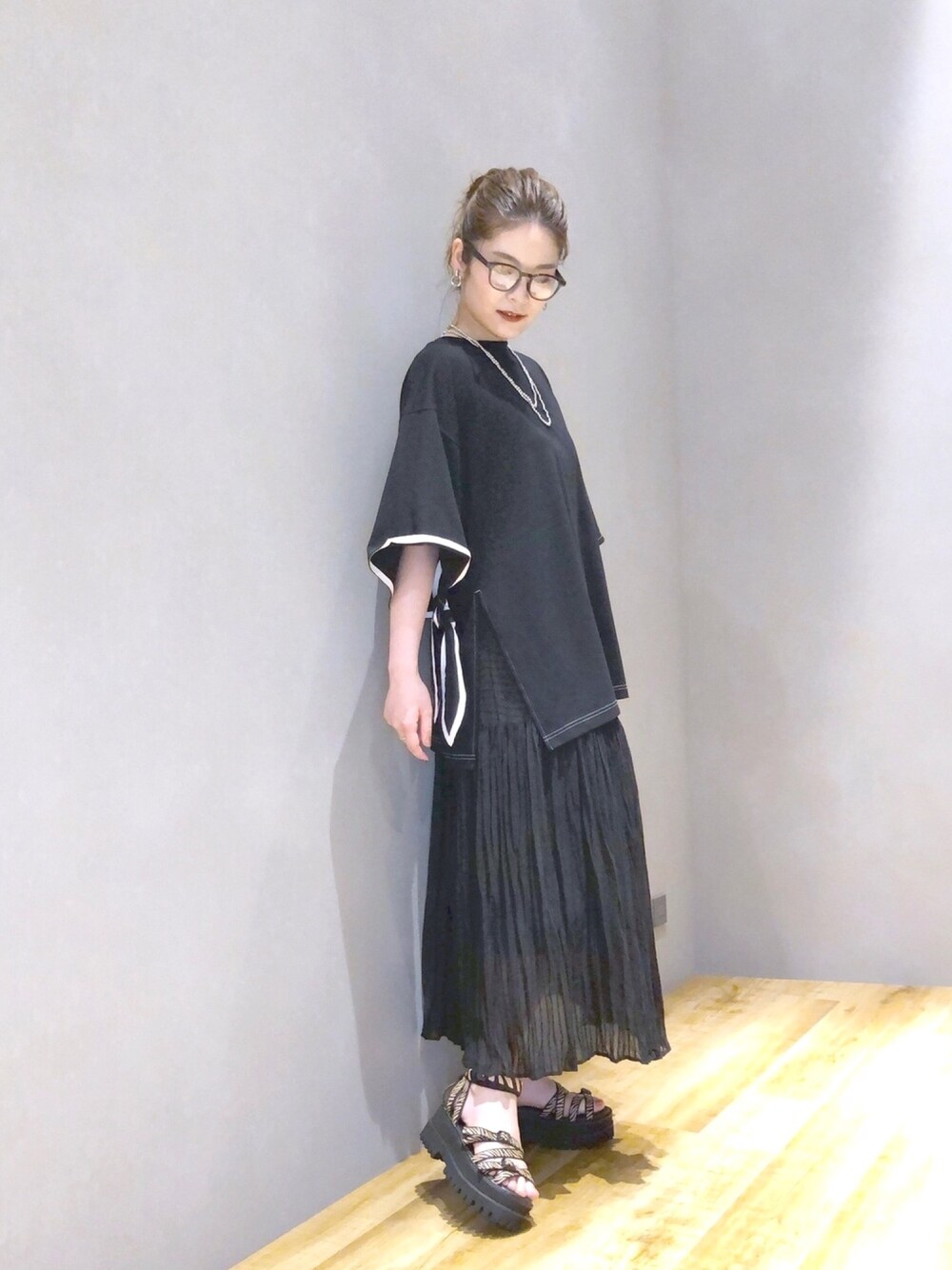 「JEANASiS、ジーナシス、マキの服、オールブラック、Tシャツ、ロングスカート、ハイウエスト、厚底サンダル、ゆるコーデ」｜「JEANASISのソデムスビスリットTEE/952496（Tシャツ/カットソー、ブラック系）」を使った、マキ（JEANASiS）さん（レディース・165cm）の春コーディネートの1枚目の写真