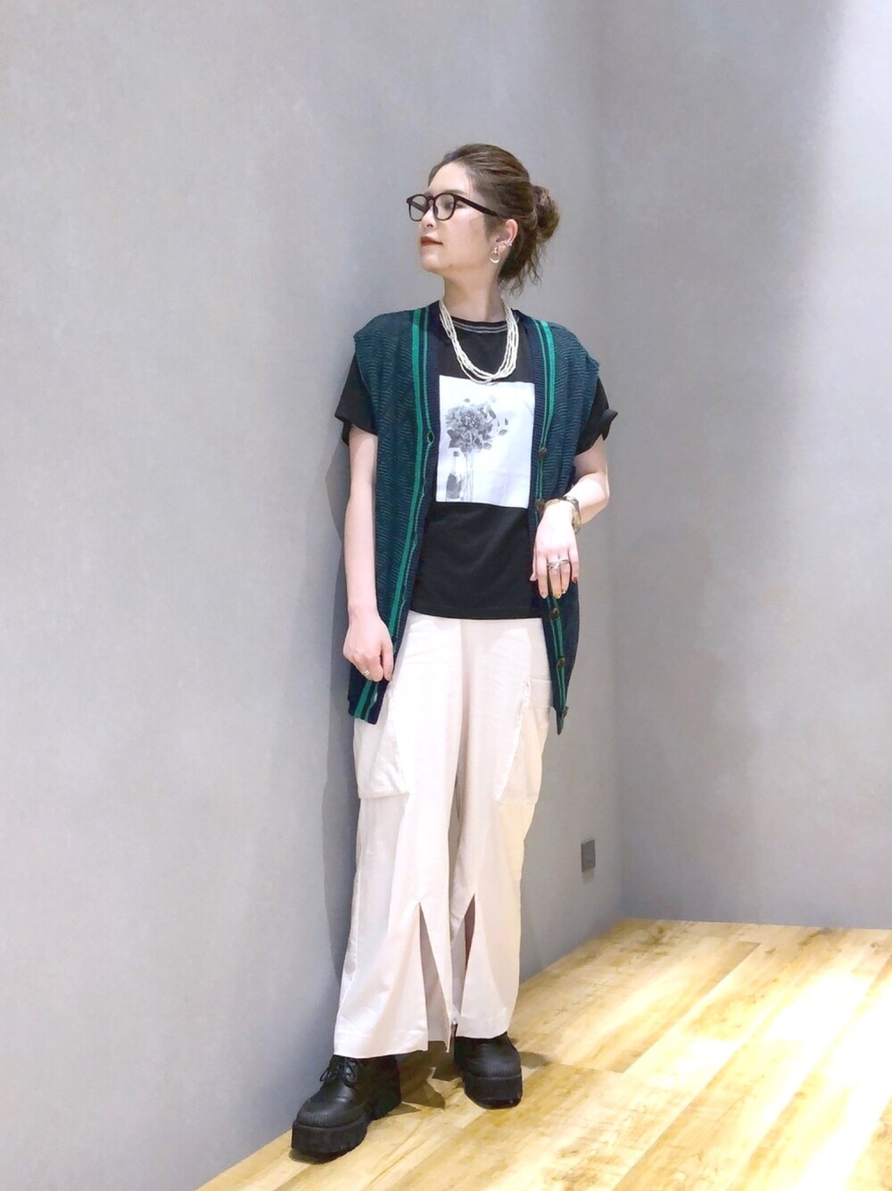 「JEANASiS、ジーナシス、マキの服、プリントT、ハイウエストパンツ、ベスト、レイヤードスタイル、大人カジュアル、ストリート」｜「eLの【eL】Mono Photo TEE/949821（Tシャツ/カットソー、ブラック系）」を使った、マキ（JEANASiS）さん（レディース・165cm）の春コーディネートの1枚目の写真