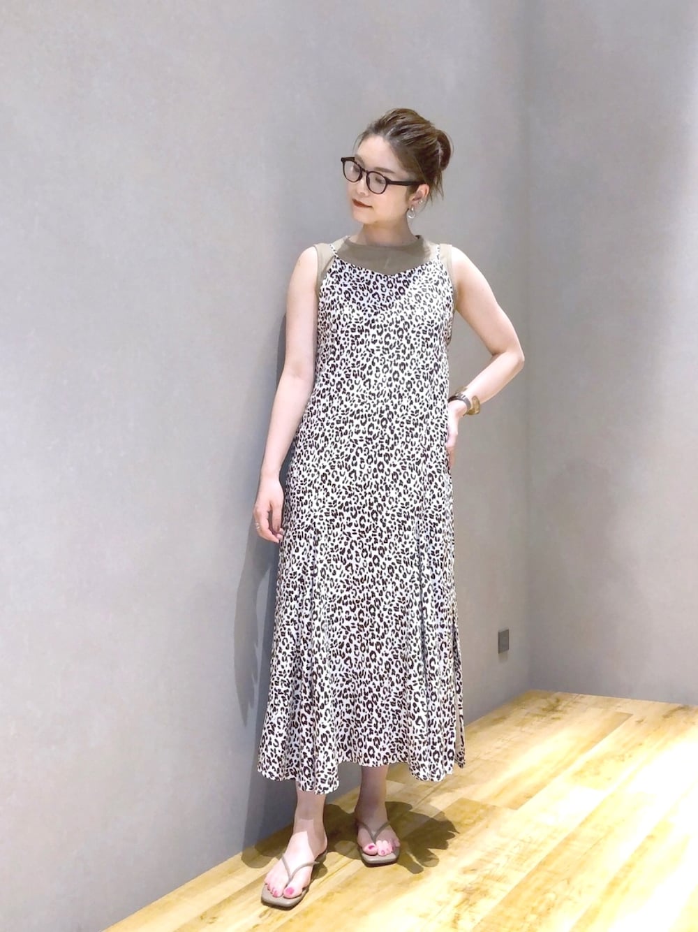 「JEANASiS、ジーナシス、マキの服、キャミワンピ、ノースリーブ、ワンピース、夏コーデ、レイヤードスタイル、レオパード、トングサンダル」｜「JEANASISのフリル2Pキャミドレス/941804（ワンピース、その他）」を使った、マキ（JEANASiS）さん（レディース・165cm）の夏コーディネートの1枚目の写真