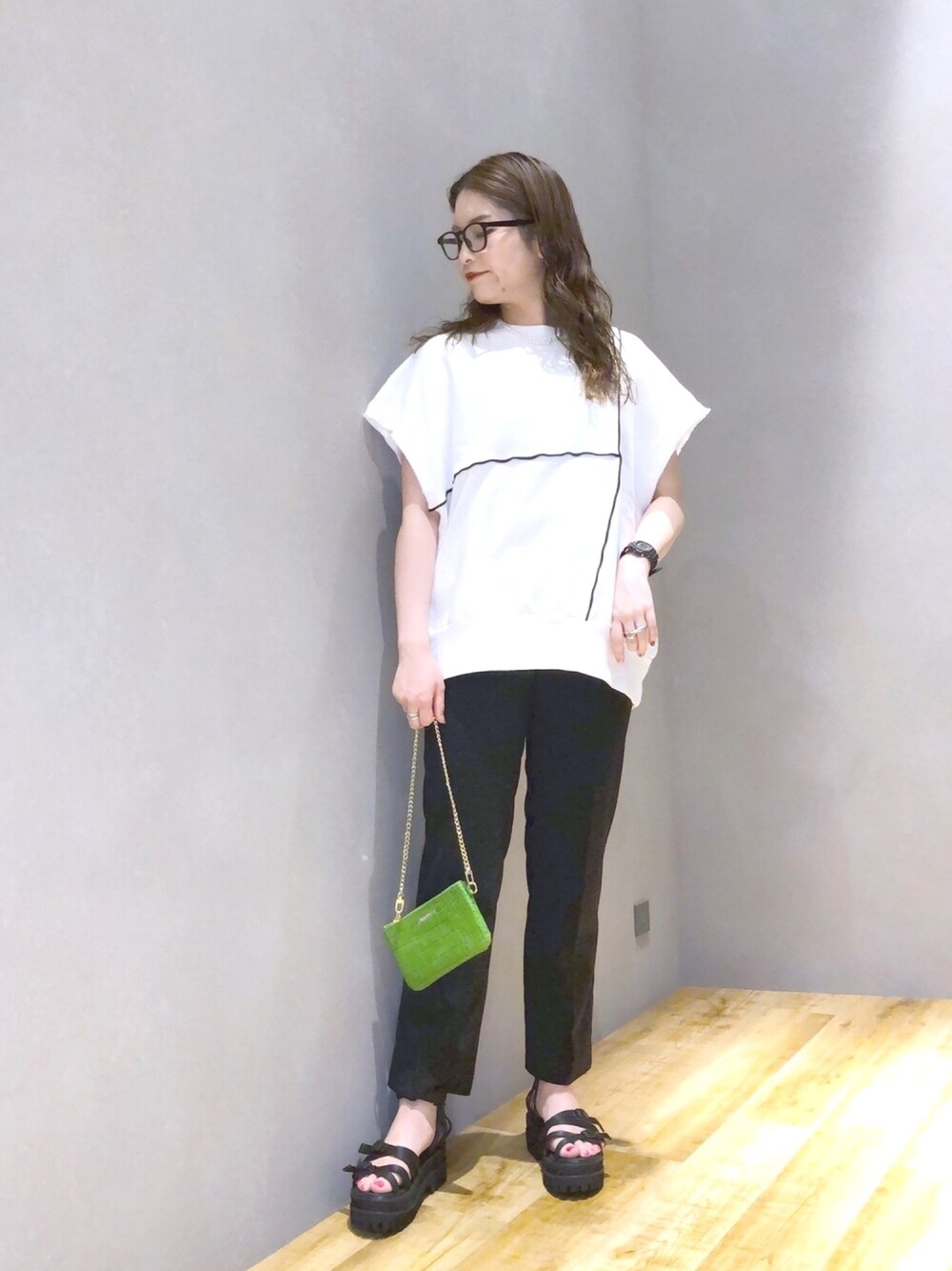「JEANASiS、ジーナシス、マキの服、スウェット、スラックス、オトナカジュアル、おうちファッション、パンツスタイル、厚底サンダル、めがね」｜「JEANASISのパイピングウラケFS/954383（スウェット、ホワイト系）」を使った、マキ（JEANASiS）さん（レディース・165cm）の夏コーディネートの1枚目の写真