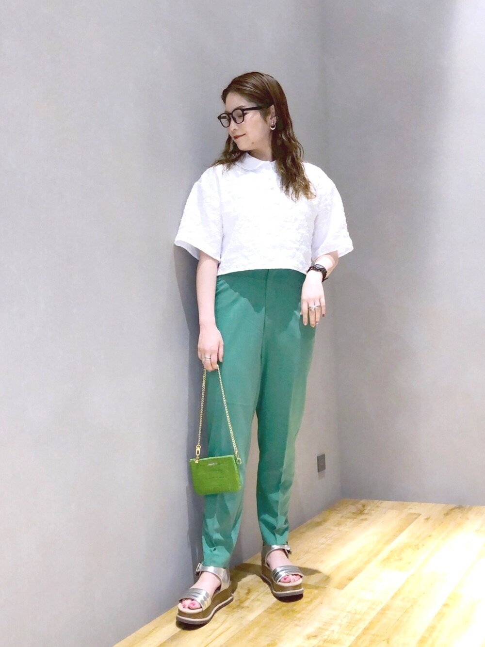 「JEANASiS、ジーナシス、マキの服、カラーパンツ、テーパードパンツ、ポロシャツ、オトナカジュアル、厚底サンダル、ハイウエスト」｜「JEANASISのアソートカットポロSS/955381（ポロシャツ、ホワイト系）」を使った、マキ（JEANASiS）さん（レディース・165cm）の夏コーディネートの1枚目の写真