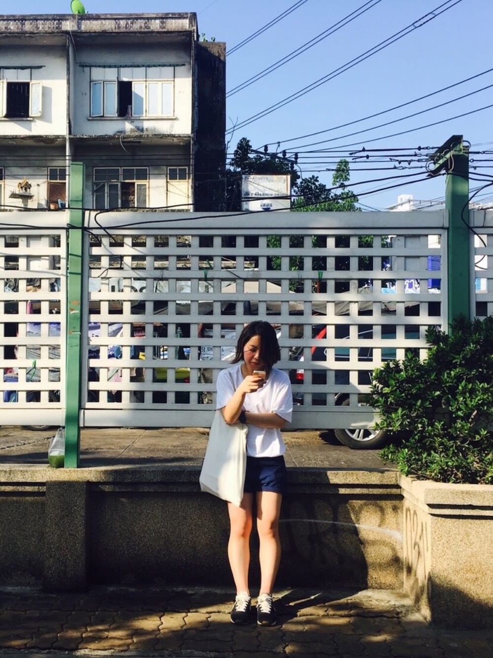 「outfit、カジュアル、シンプル、ショートパンツ、白Tシャツ、スニーカー、タイ王国、トートバッグ、休日スタイル、夏」｜「FOREVER 21のアイテム（Tシャツ/カットソー、ホワイト系）」を使った、mana3238さん（レディース・148cm）の春コーディネートの1枚目の写真