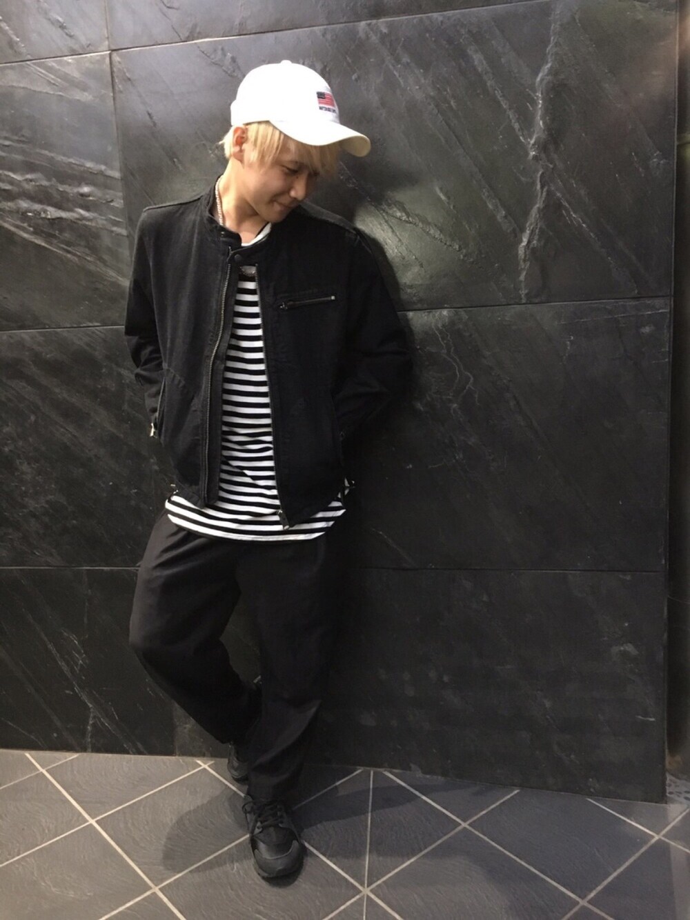 「黒コーデ、AVIREX、ootd、大人コーデ、ワイドパンツ、デニム、デニムジャケット、キャップ、ハラチ、モノトーン」｜「AVIREXの【直営店限定】avirex/アヴィレックス/ TYPE BLUE DENIM  SINGLE RIDERS/ タイプブルー デニム シングルライダース（デニムジャケット、ブラック系）」を使った、Takuyaさん（メンズ・168cm）の夏コーディネートの1枚目の写真