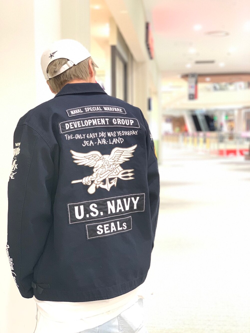 ブルー系のブルゾンを着用したメンズの冬コーディネートの1枚目の写真