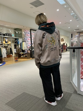 「アイテム（スカジャン、ピンク系）」を使った、Takuyaさん（メンズ・168cm）の冬コーディネート