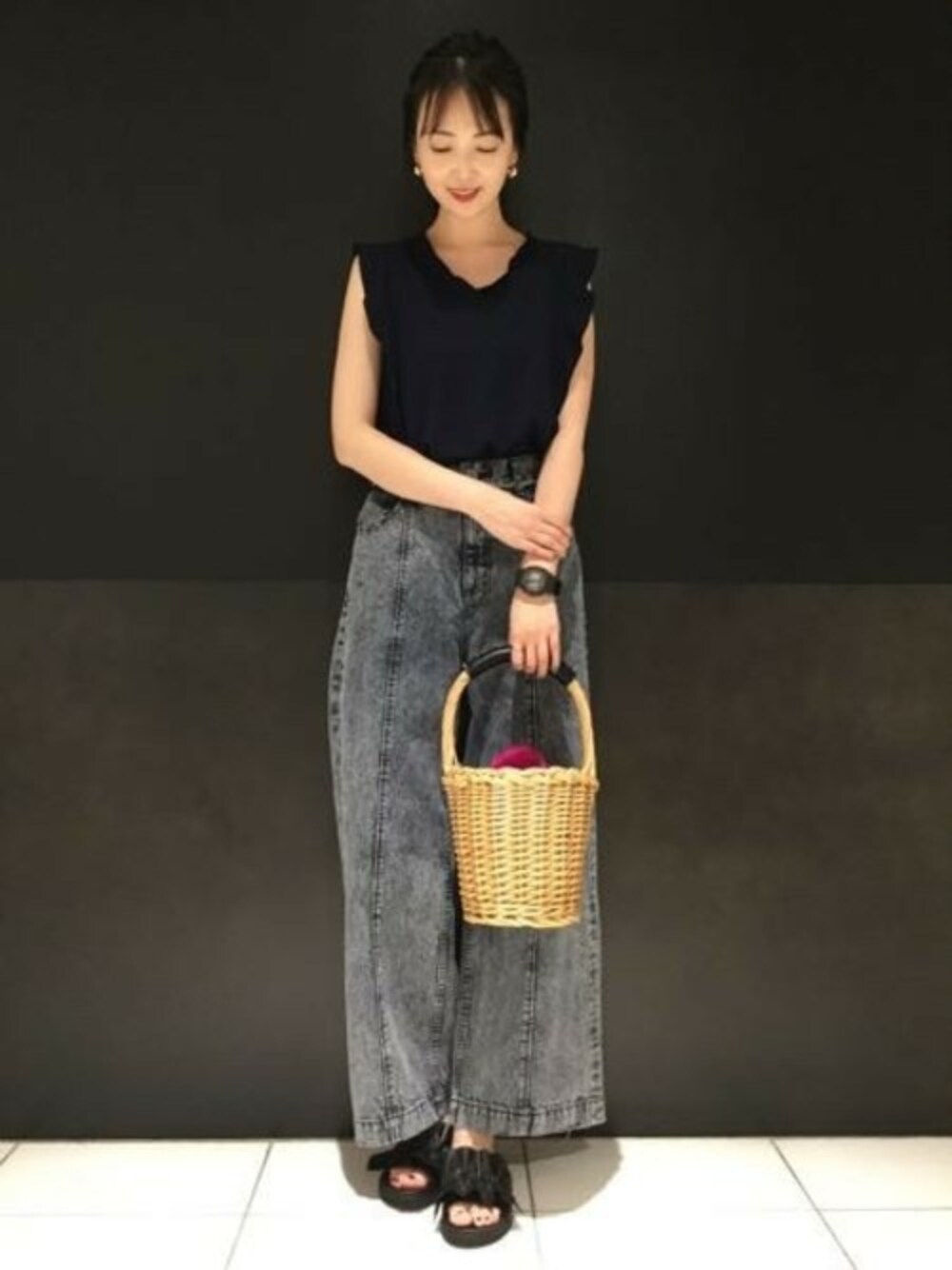 「ブラック、JEANASiS、ジーナシス、ワイドパンツ、ケミカルデニム、かごバッグ、オトナカジュアル」｜「JEANASISのラッフルNS/763266（Tシャツ/カットソー、ブルー系）」を使った、runrunさん（レディース・168cm）の夏コーディネートの1枚目の写真