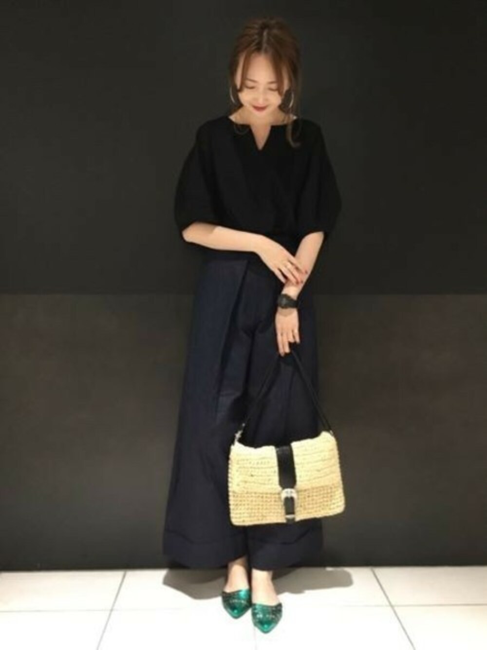 「デニム、パンプス、ベーシック、ブラック、クラッチバッグ、JEANASiS、ジーナシス、デニムワイドパンツ、バルーンスリーブ」｜「JEANASISのキーネックバルンSS/788646 （Tシャツ/カットソー、ブラック系）」を使った、runrunさん（レディース・168cm）の春コーディネートの1枚目の写真