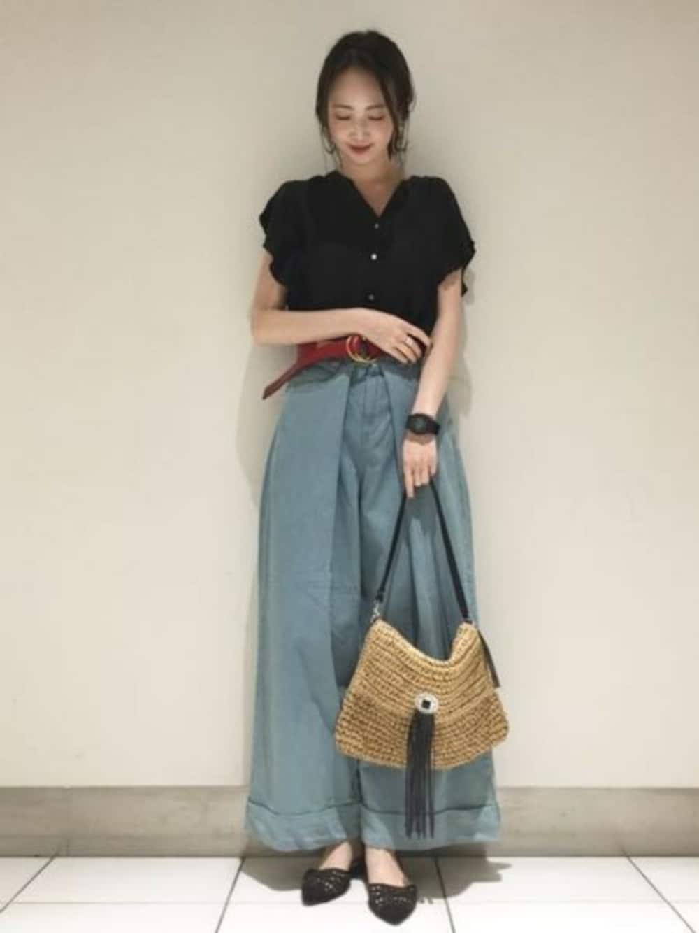 「ブラウス、クラッチバッグ、JEANASiS、フラットシューズ、ジーナシス、フリル、ワイドパンツ、デザイントップス、レザーベルト」｜「JEANASISのラッフルブラウスSS /798533（シャツ/ブラウス、ブラック系）」を使った、runrunさん（レディース・168cm）の夏コーディネートの1枚目の写真