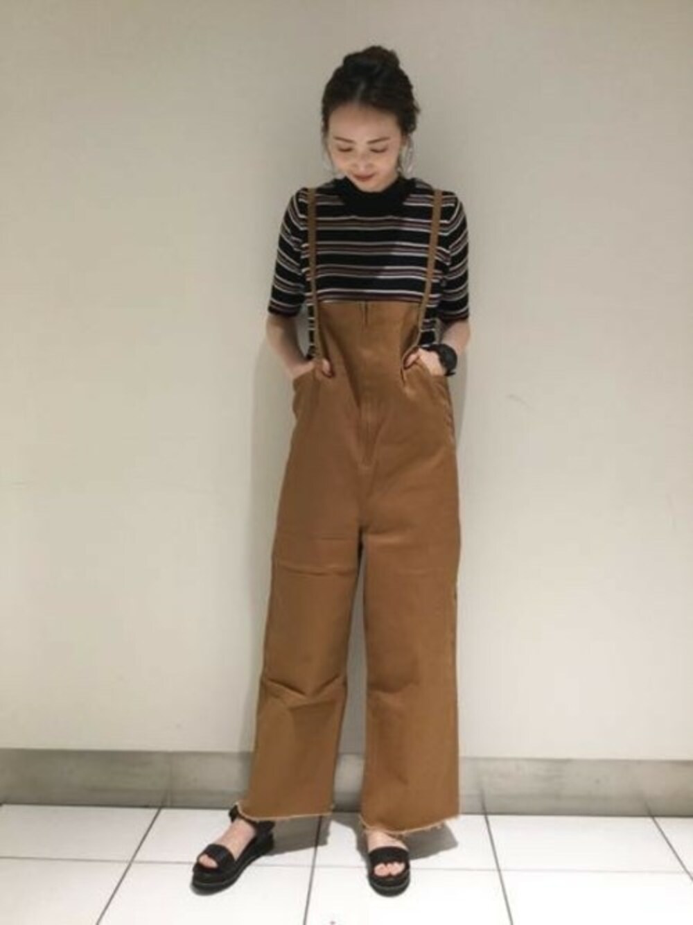 「カジュアル、ボーダー、ブラック、サロペット、JEANASiS、ジーナシス、キャメル、マルチボーダー、厚底サンダル、ゆるコーデ」｜「JEANASISのマルチボーダータイト5S/799915（ニット/セーター、ブラック系）」を使った、runrunさん（レディース・168cm）の夏コーディネートの1枚目の写真